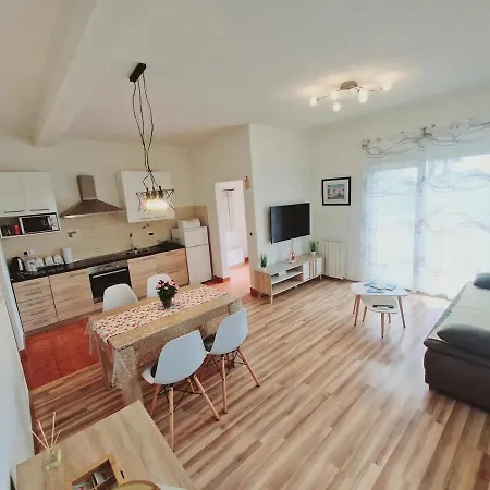 Apartments In Rijeka, Free Parking And Large Terrace, 15Min Drive From The Beach Exterior photo