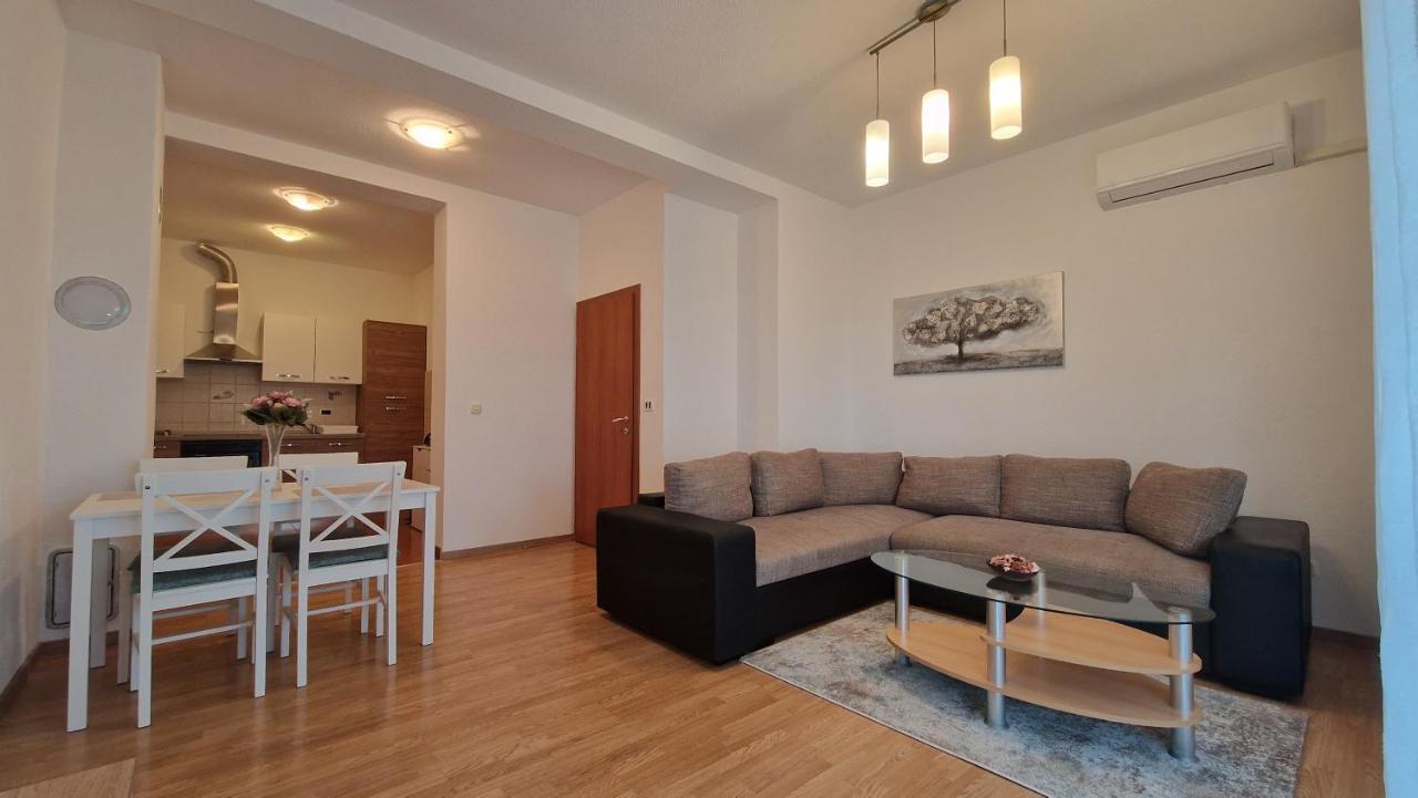 In Rijeka, Free Parking And Large Terrace, 15min Drive From The Apartment
