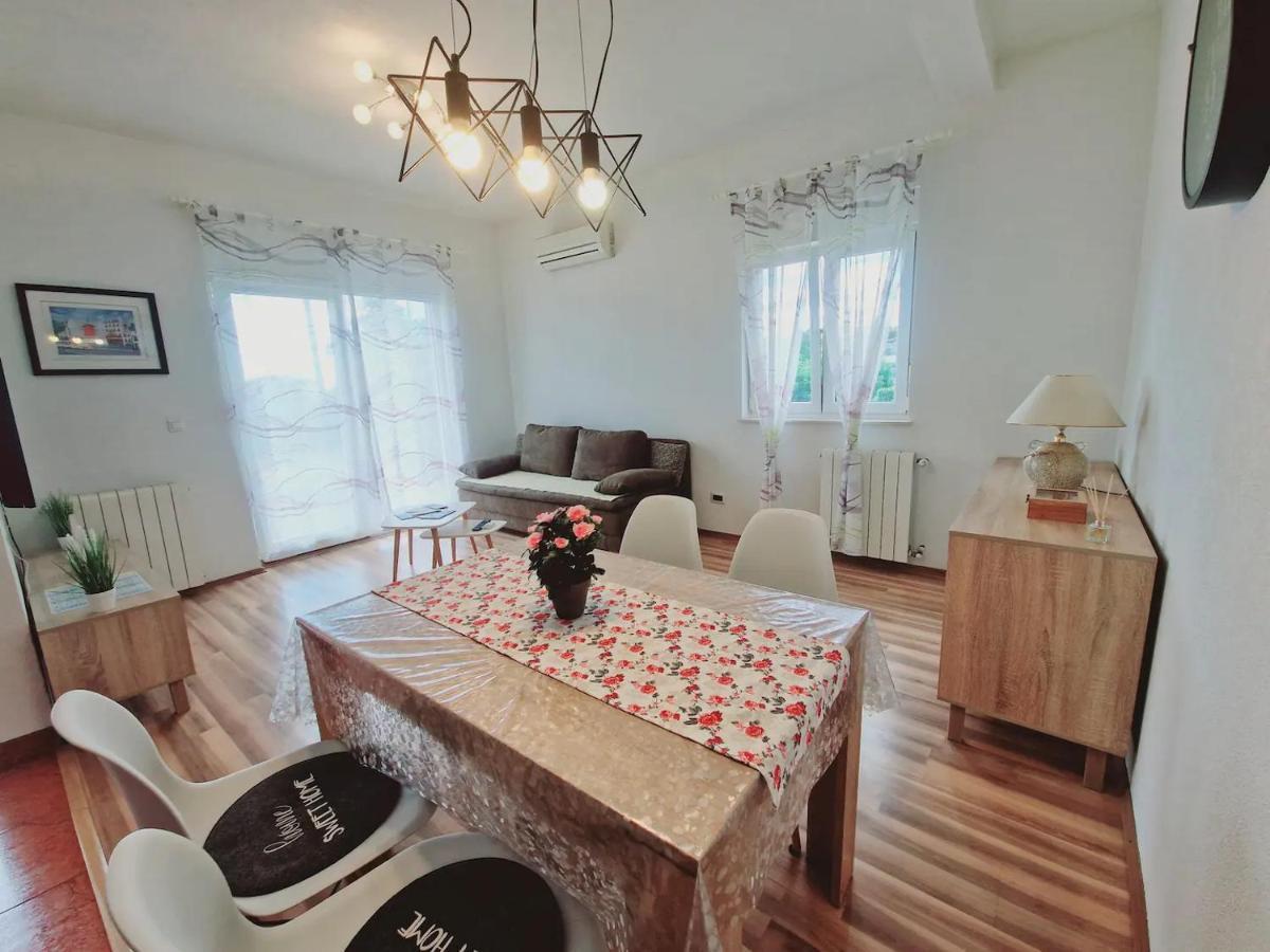 In Rijeka, Free Parking And Large Terrace, 15min Drive From The * Rijeka